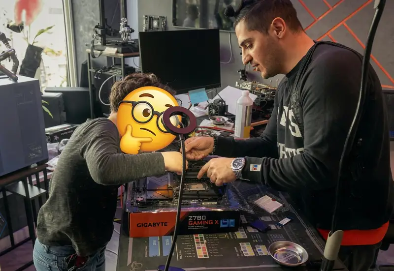 Gemeinsames Schrauben an einem Gaming-PC im Workshop